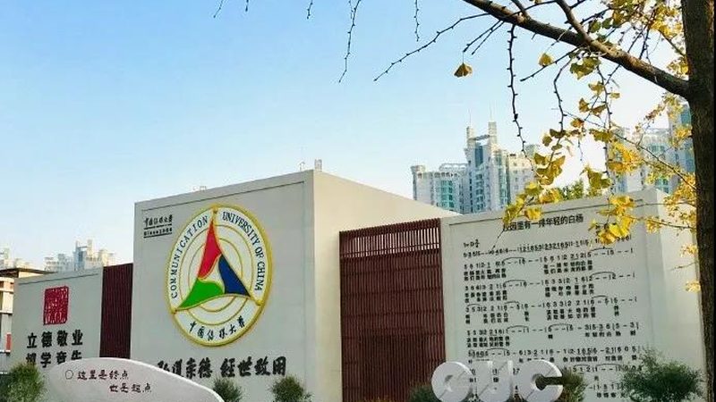 在挑选短视频拍摄厂家时，应关注以下方面：